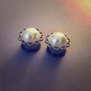 9/16" pearl plugs gauges